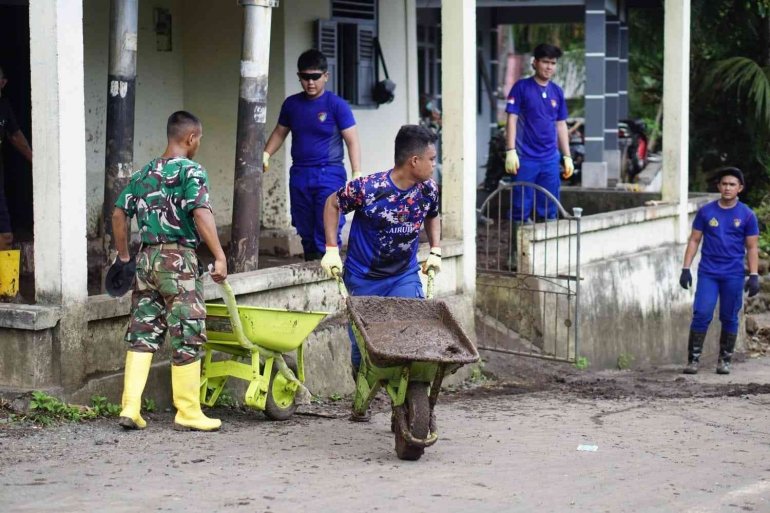 Tim Aman Nusa II Ditpolairud Polda Sulut Bantu Warga Terdampak Bencana di Kepulauan Siau